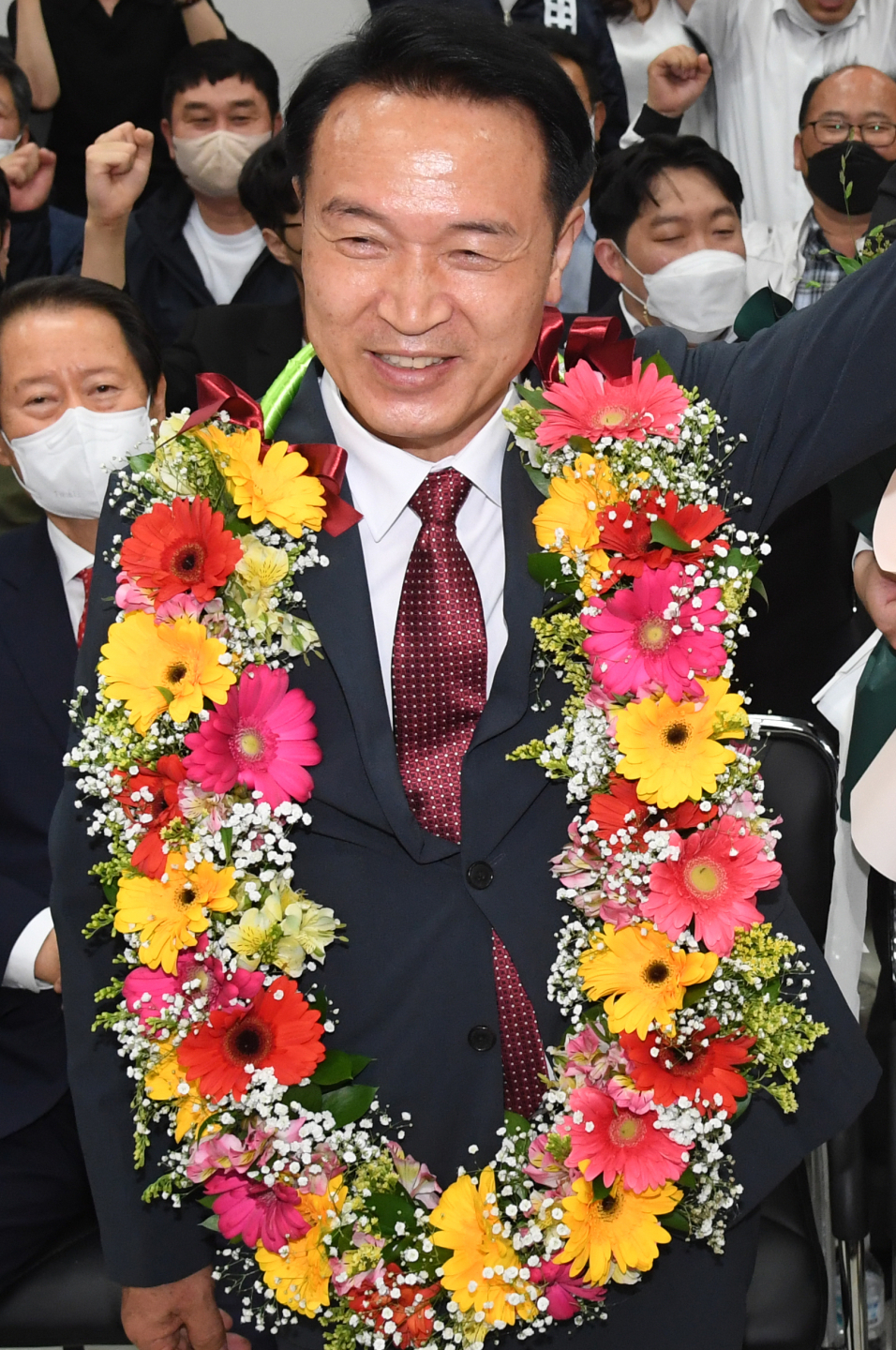 경기도교육감 선거에서 당선이 확실시 되는 임태희 후보가 2일 오전 경기도 수원시 영통구 선거사무소에서 두 손을 들고 환호하고 있다. [연합]