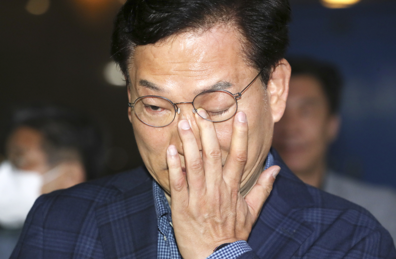 더불어민주당 송영길 서울시장 후보가 1일 서울 중구 캠프사무실에서 패배를 인정하는 입장을 밝힌 뒤 밖으로 나와 눈시울을 붉히고 있다. [연합]