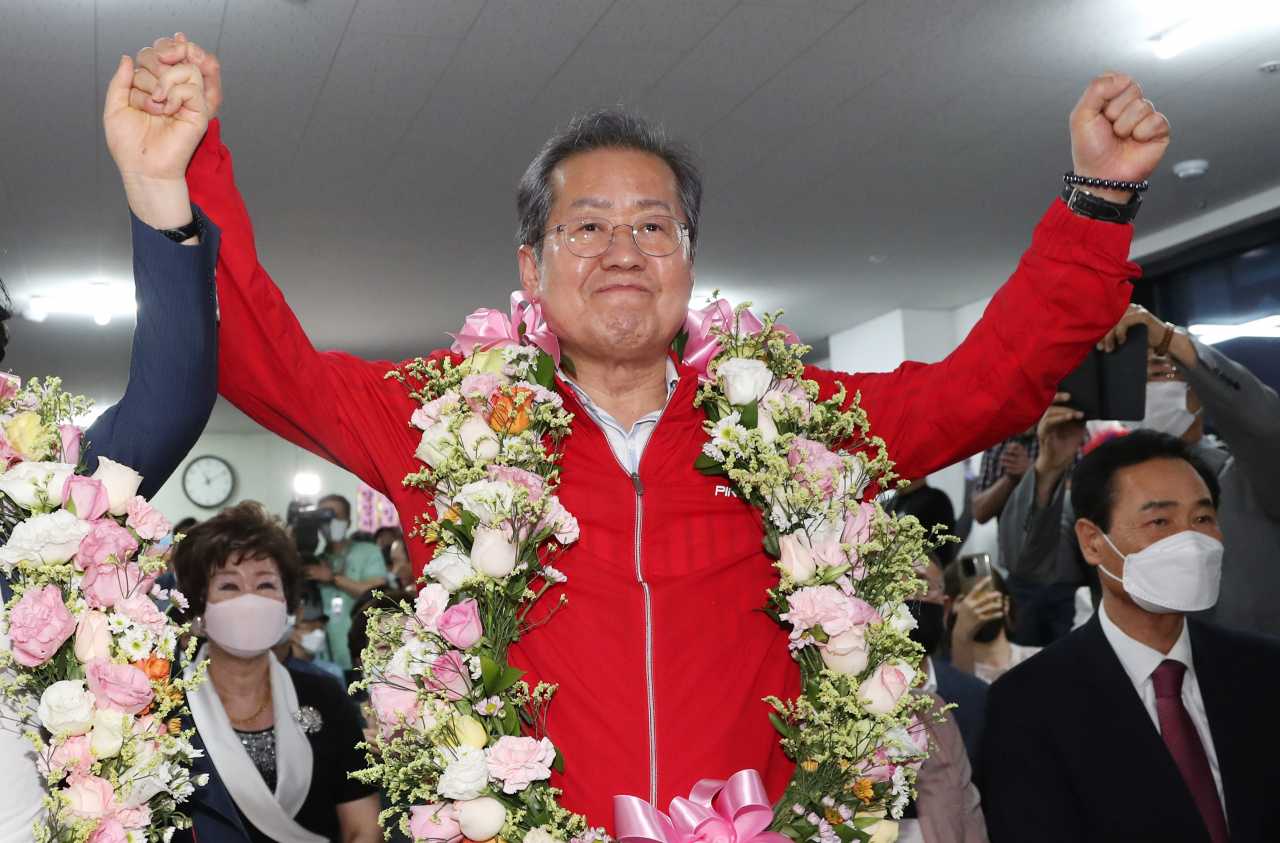 1일 오후 국민의힘 홍준표 대구시장 후보가 당선이 확실시되자 자신의 대구 중구 자신의 선거사무소에서 기뻐하고 있다. [연합뉴]