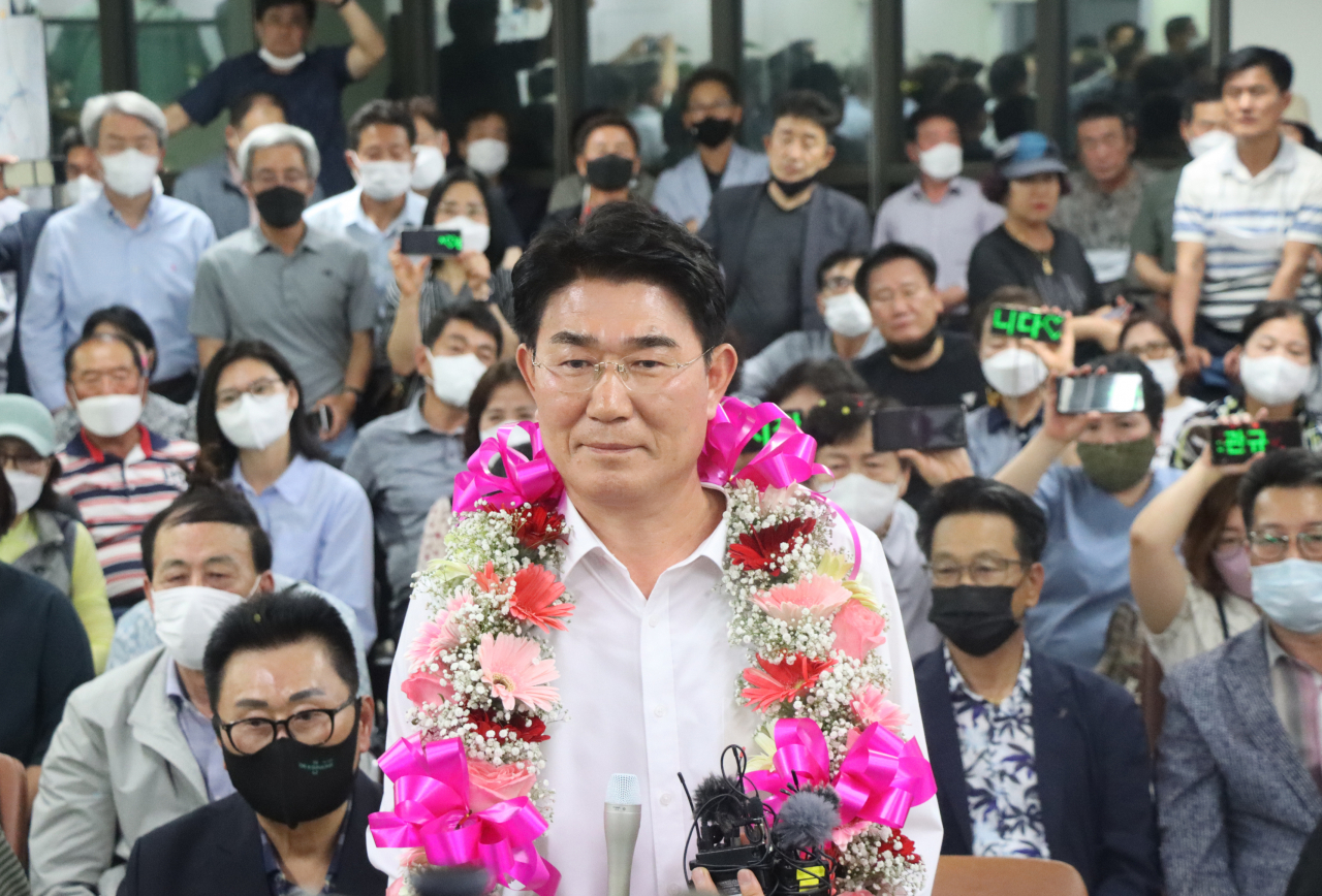 무소속 노관규 순천시장 후보가 2일 순천시 선거사무실에서 당선이 확실시되자 언론과 인터뷰를 하고 있다. [노관규 선거사무소 제공]
