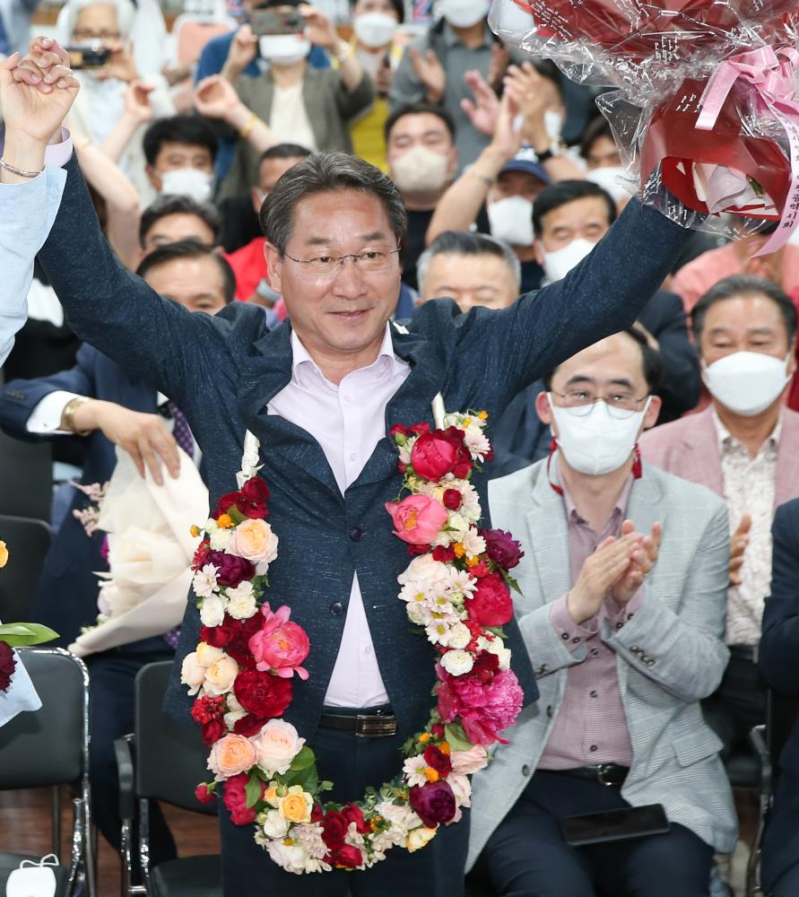 유정복 국민의힘 당선인이 민선8기 인천광역시장에 당선이 확정되자 축하 꽃목걸이를 한채 두손을 높이 들며 기뻐하고 있다.