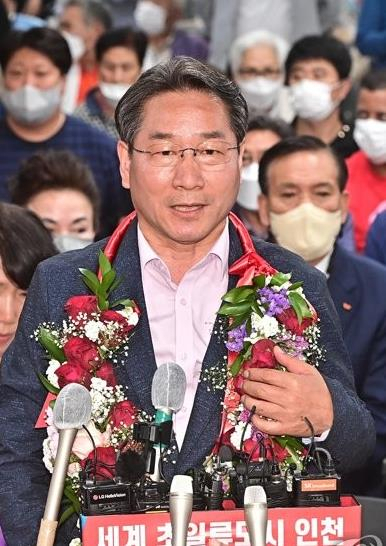 유정복 국민의힘 인천시장 당선자가 1일 인천시 미추홀구 자신의 선거사무소에서 꽃목걸이를 걸고 인터뷰를 하고 있다.[사진제공=인천사진공동취재단]