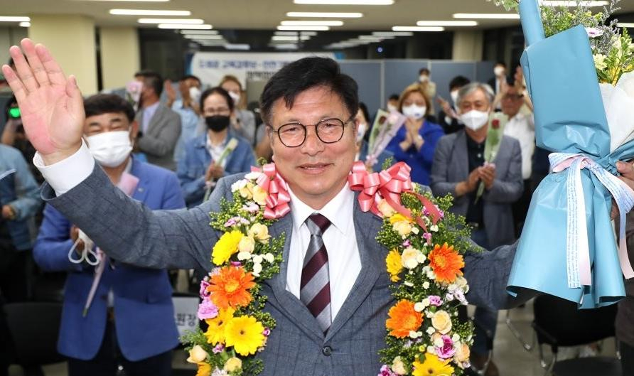 재선에 성공한 도성훈 인천시 교육감 후보가 2일 인천시 미추홀구 자신의 선거사무소에서 꽃목걸이를 받은 뒤 환호하고 있다.[사진제공=인천사진공동취재단]