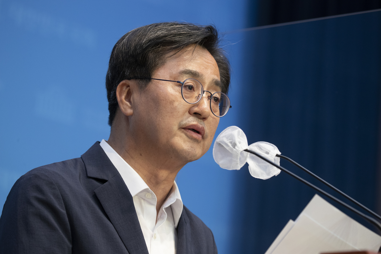 더불어민주당 김동연 경기도지사 후보가 31일 오후 국회 소통관에서 기자회견을 열고 국민의힘 김은혜 경기도지사 후보의 재산 축소 신고 및 KT 채용비리 의혹에 대해 투표로 심판해 줄 것을 호소하고 있다. 연합뉴스