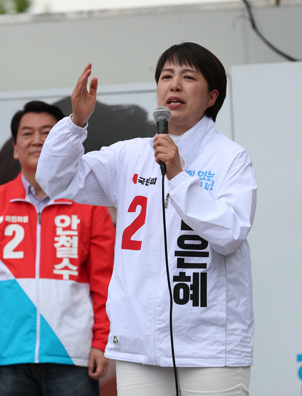 국민의힘 김은혜 경기도지사가 31일 경기 성남시 분당구 야탑역 앞에서 열린 중앙선대위 경기도 총집결 필승 유세에서 지지를 호소하고 있다. [연합]