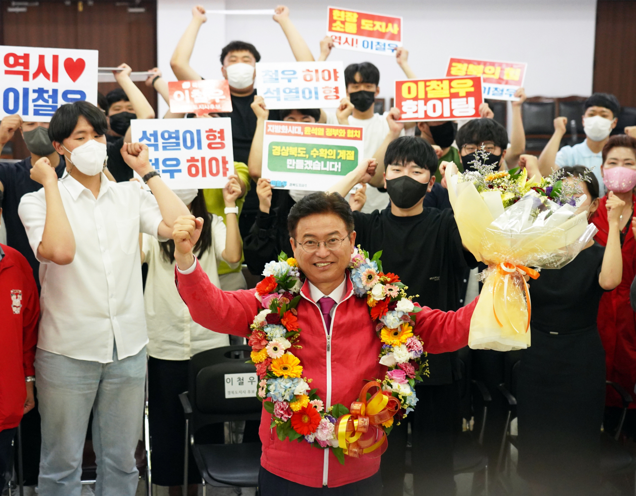 1일 오후 이철우 경북도지사 후보가 당선이 확실시 되자 꽃다발을 목에 걸고 기뻐하고 있다.[이철우 후보 선거캠프 제공]