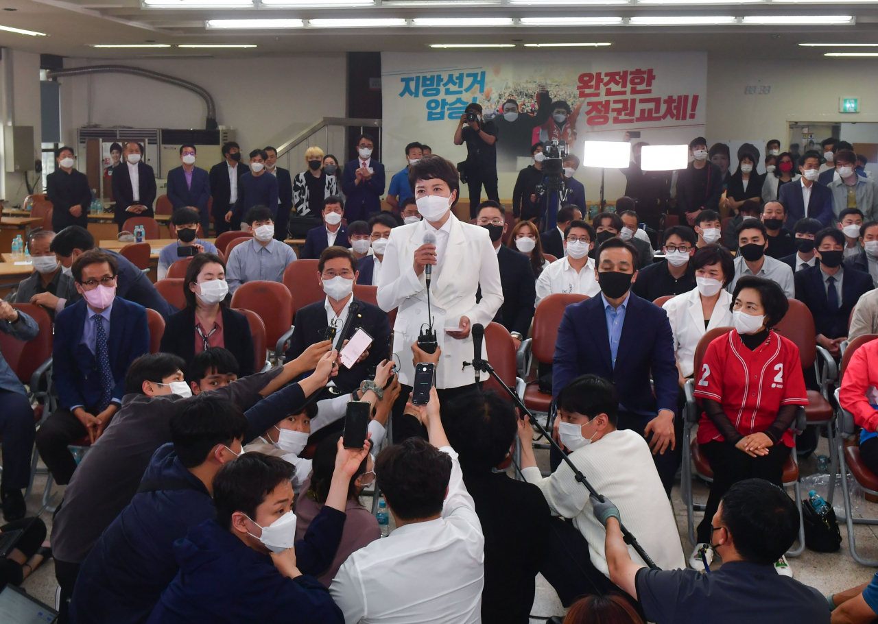 국민의힘 김은혜 경기도지사 후보가 2일 오전 경기도 수원시 장안구 선거사무소에서 패배를 인정하고 있다. [연합]