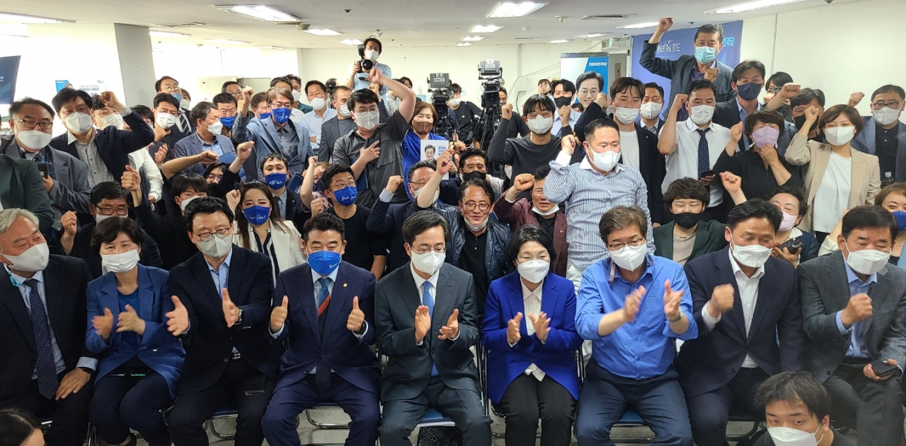 더불어민주당 김동연 경기도지사 후보가 2일 오전 경기도 수원시 팔달구 선거사무소에서 개표방송을 보며 박수를 치고 있다. [연합]