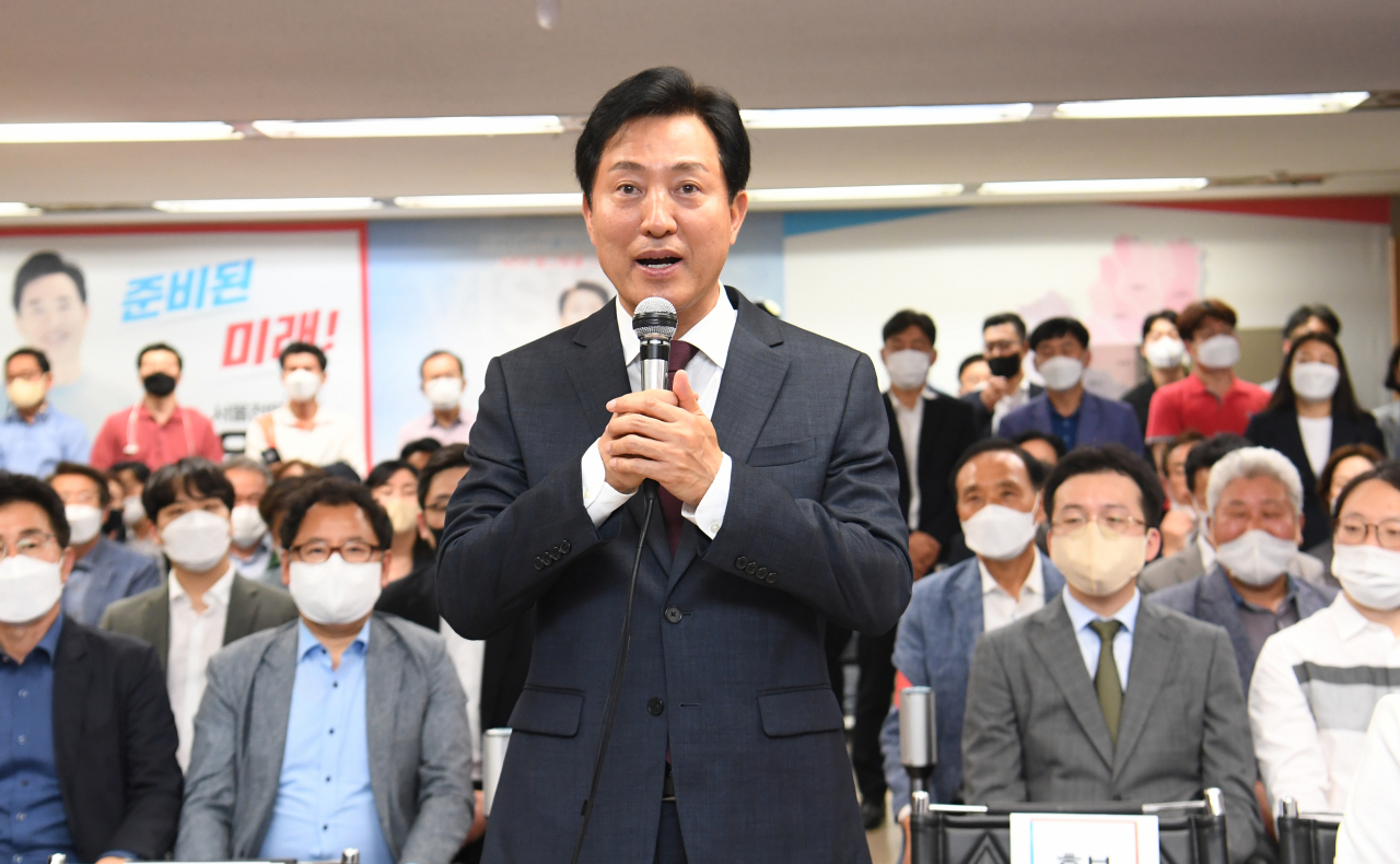 오세훈 국민의힘 서울시장 당선인이 2일 서울 중구 프레스센터에 마련된 캠프 개표상황실에서 당선이 확실시되자 소감을 밝히고 있다. [연합]
