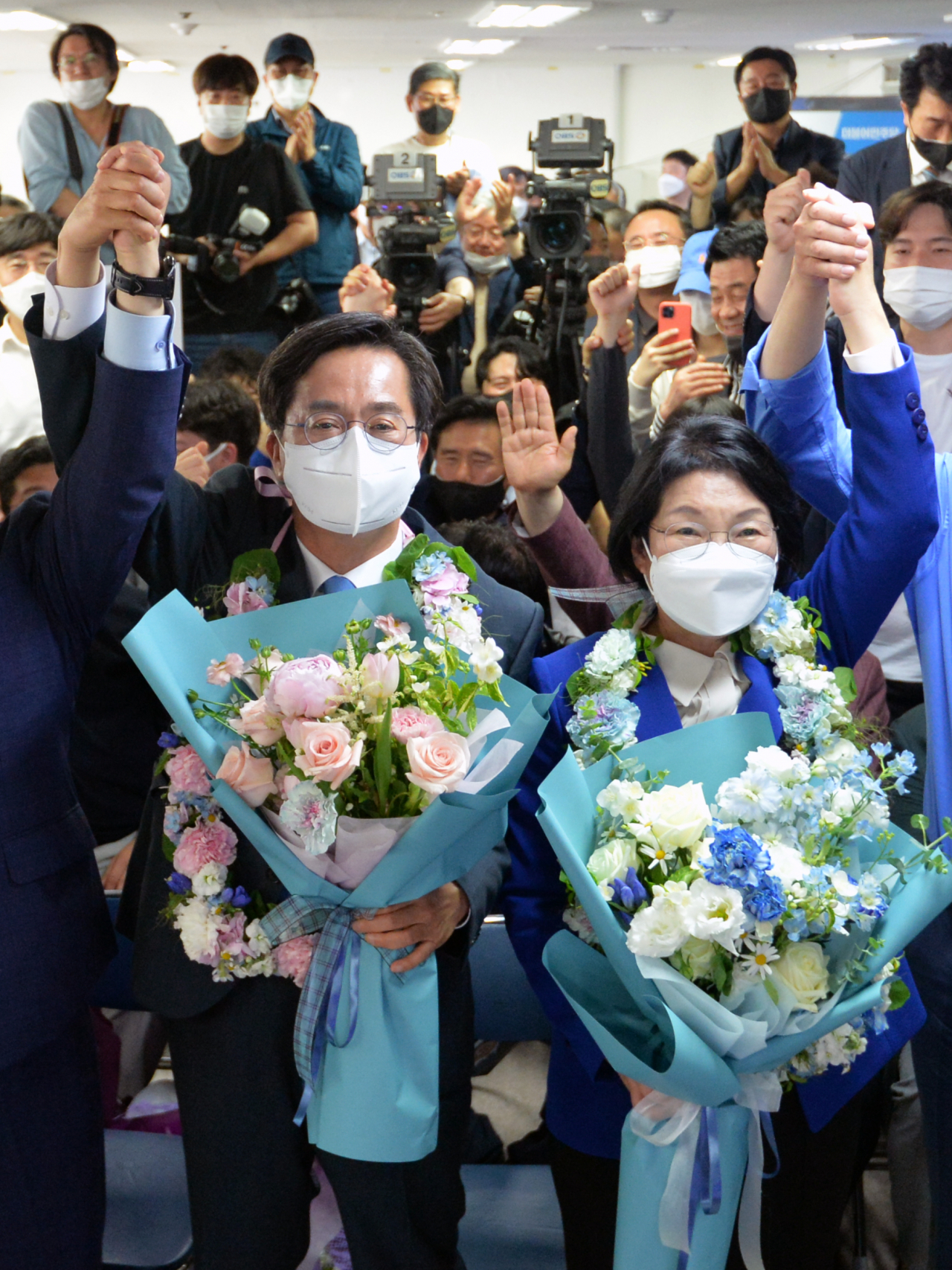 더불어민주당 김동연 경기도지사 후보가 2일 오전 경기도 수원시 팔달구 선거사무소에서 당선이 확실시되자 환호하고 있다. [연합]