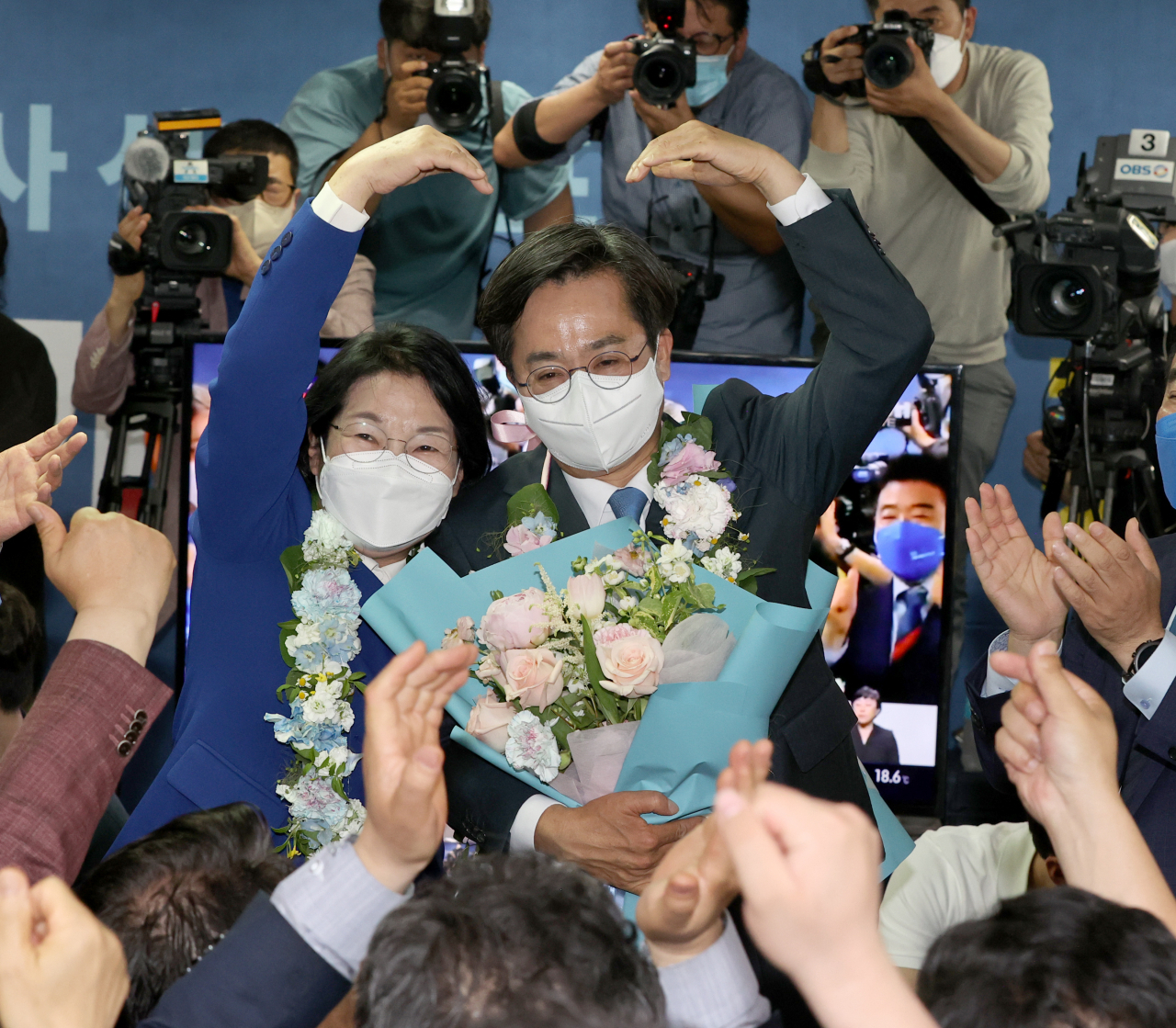 더불어민주당 김동연 경기도지사 후보가 2일 오전 경기도 수원시 팔달구 선거사무소에서 당선이 확실시되자 부인 정우영씨와 함께 지지자들에게 감사 인사를 하고 있다. [연합]