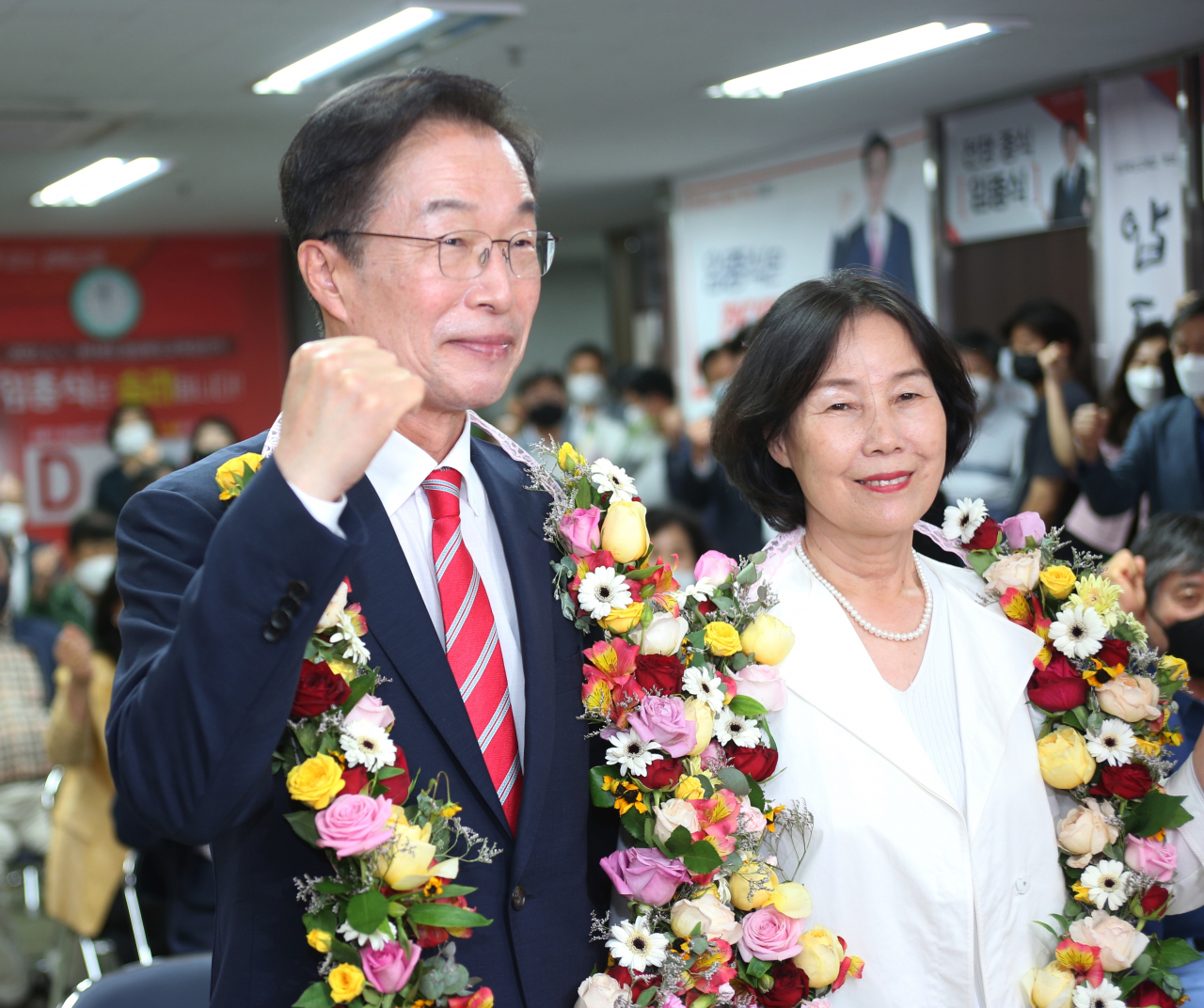 1일 오후 임종식 경북교육감 후보가 당선이 확실시 되자 꽃다발을 목에 걸고 기뻐하고 있다.[임종식 후보 선거캠프 제공]
