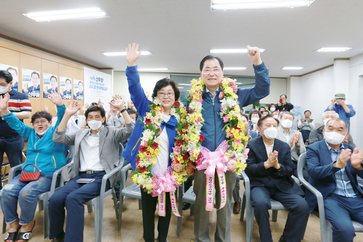 3선에 성공한 신우철 완도군수가 환호하고 있다.