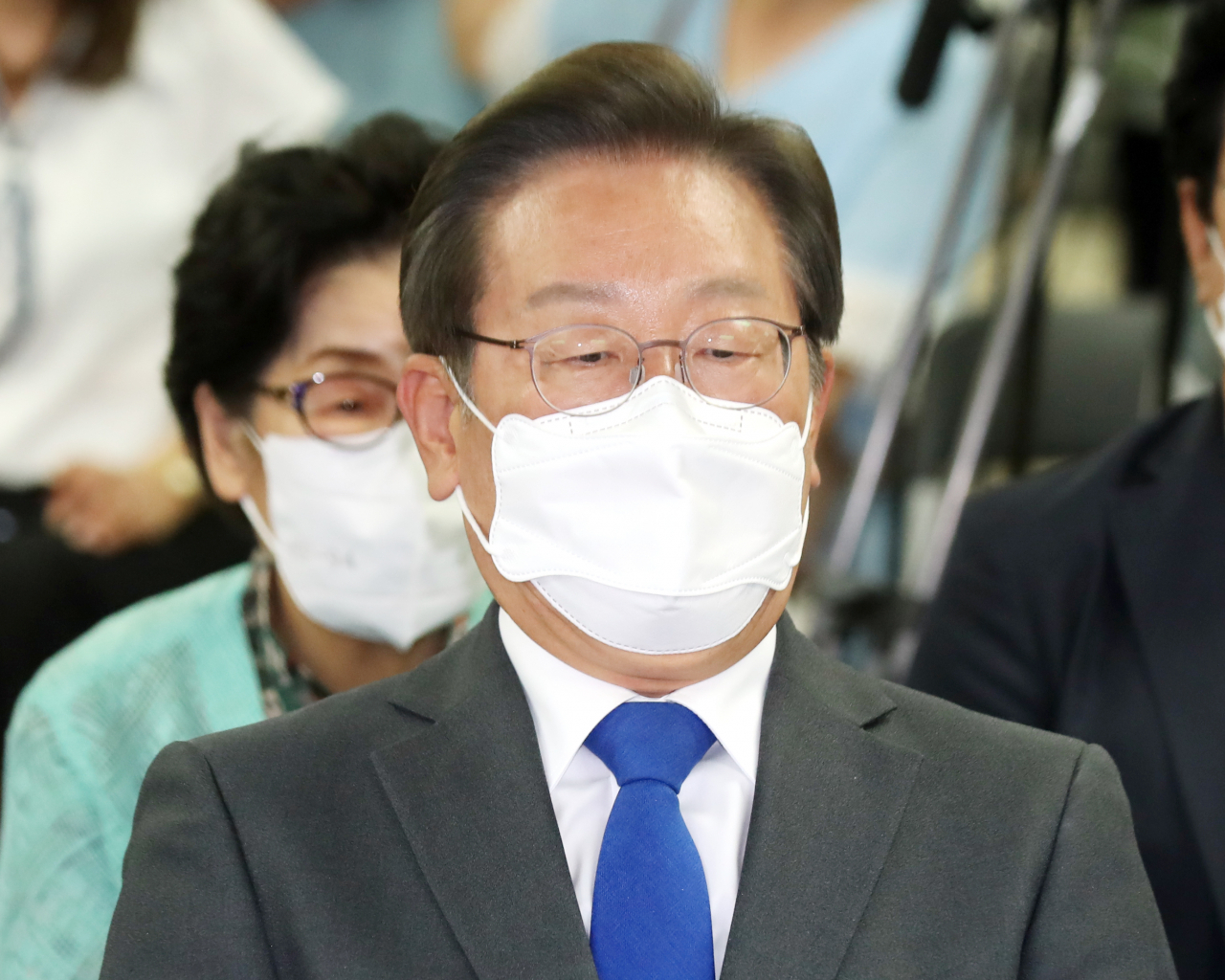 인천 계양을 국회의원 보궐선거에서 당선이 확실시 된 더불어민주당 이재명 후보가 1일 오후 인천시 계양구 자신의 선거사무소에서 무거운 표정으로 인터뷰를 준비하고 있다. [연합]
