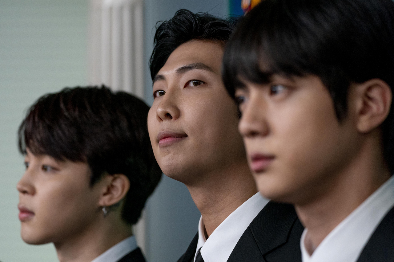 31일(현지시간) 미국 워싱턴DC의 백악관에 초청받은 방탄소년단(BTS)의 지민(왼쪽), RM(가운데)과 진이 브리핑룸에서 발언을 준비하고 있다. BTS 이날 아시아인 혐오 범죄에 대한 대응을 논의하기 위해 조 바이든 미국 대통령에게 초청받았다. [연합]