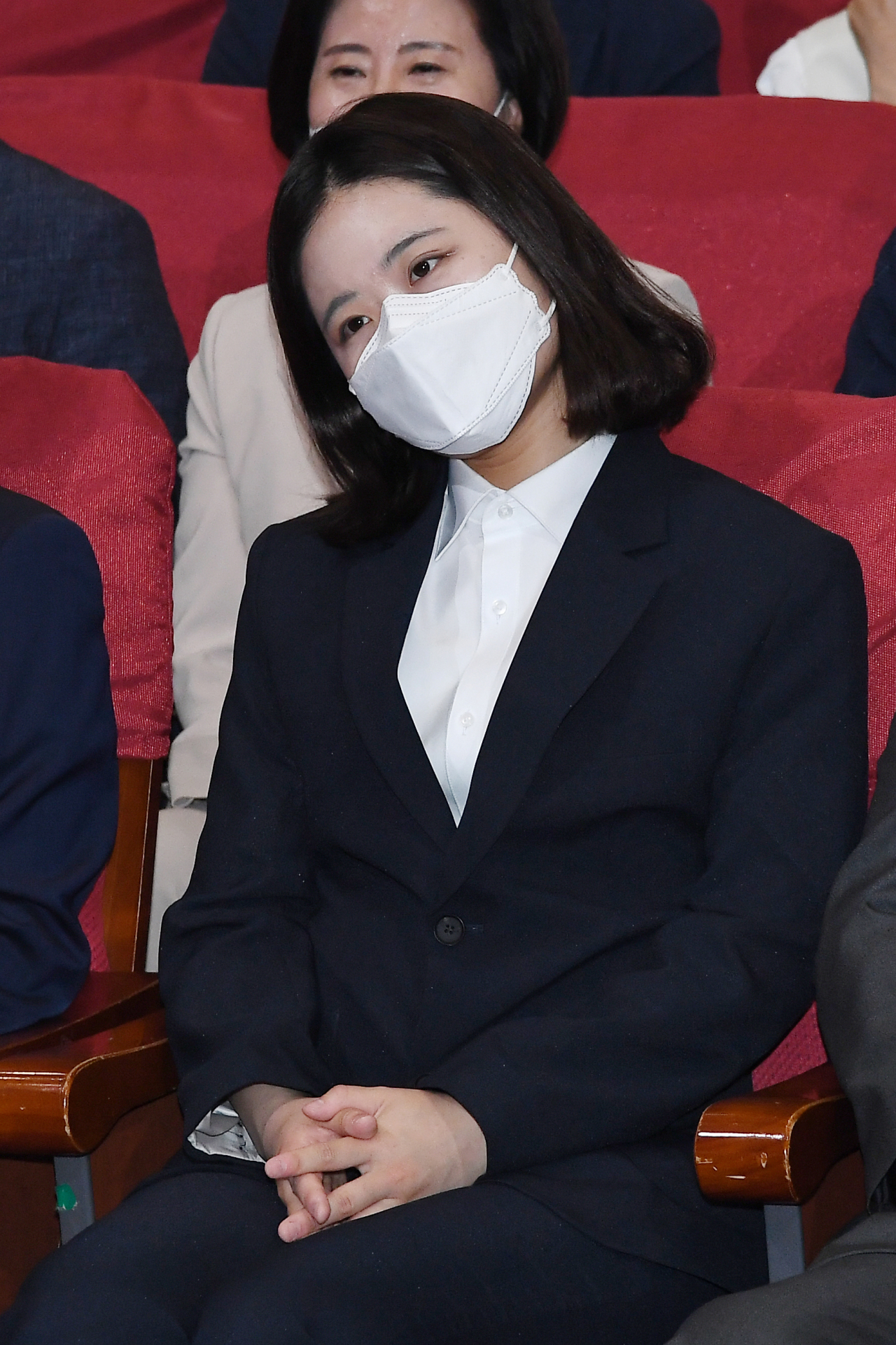 더불어민주당 박지현 공동상임선대위원장이 1일 저녁 서울 여의도 국회의원회관에 마련된 더불어민주당 개표상황실에서 출구조사 결과발표 방송을 지켜보고 있다. [연합]