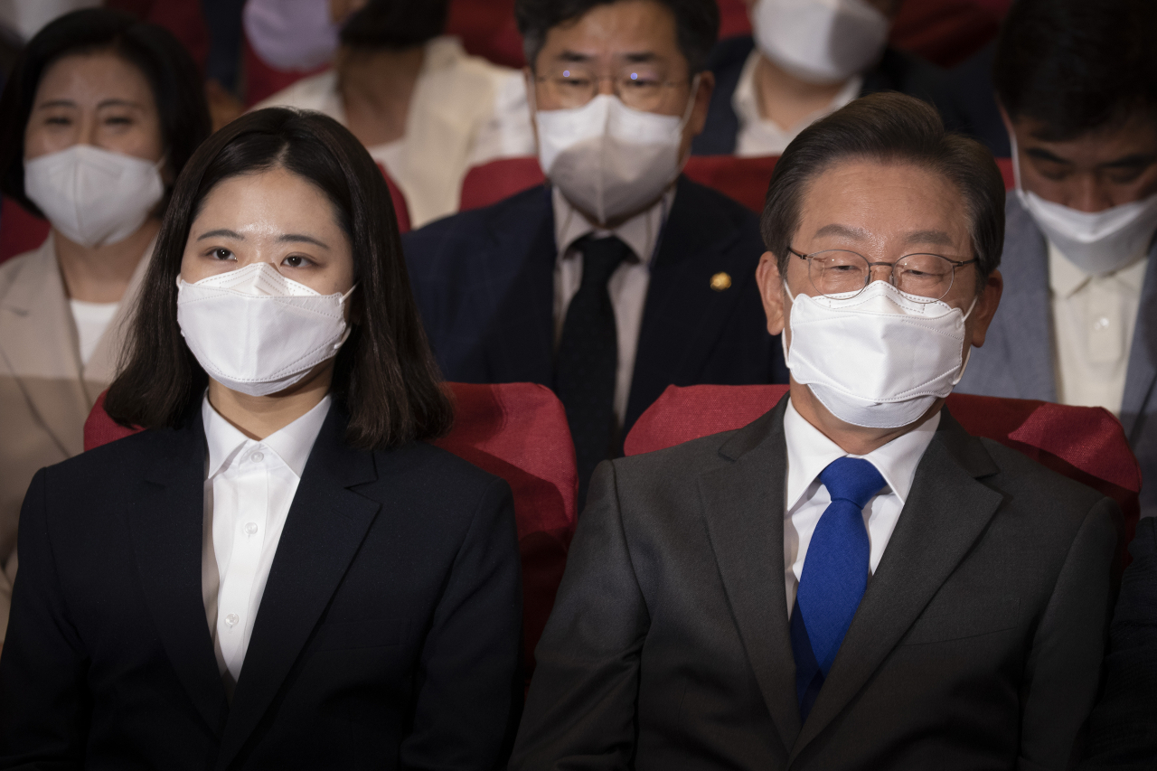 더불어민주당 박지현 공동상임선대위원장과 이재명 총괄선거대책위원장이 1일 저녁 서울 여의도 국회의원회관에 마련된 더불어민주당 개표상황실에서 출구조사 결과발표 방송을 지켜보고 있다. [연합]