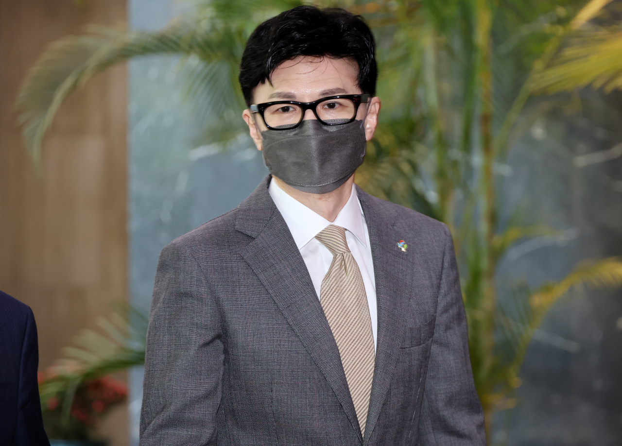 한동훈 법무부 장관이 지난달 31일 정부서울청사에서 세종청사와 영상으로 연결해 열린 국무회의를 마치고 청사를 나서고 있다. [연합]