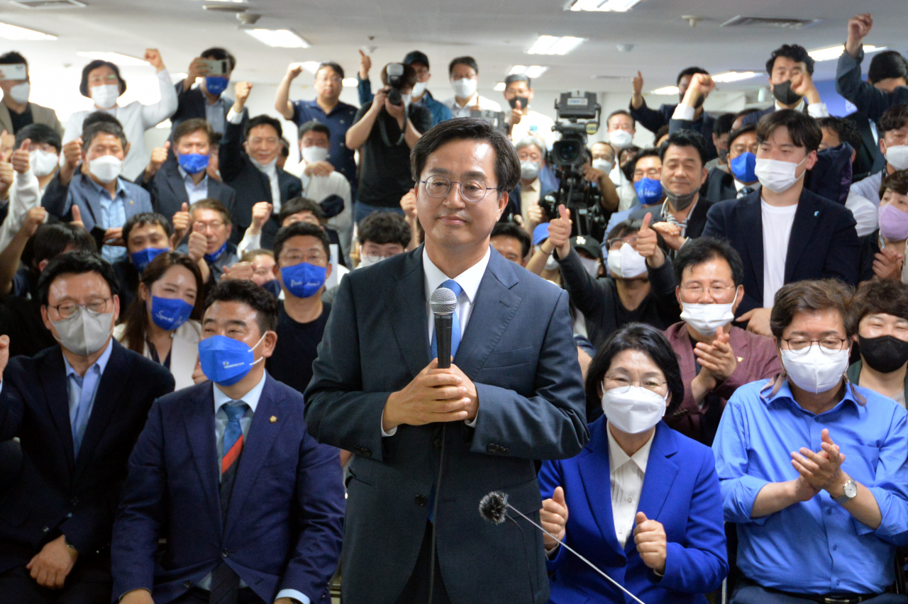 더불어민주당 김동연 경기도지사 후보가 2일 오전 경기도 수원시 팔달구 선거사무소에서 당선이 확실시되자 보도진 앞에서 소감을 밝히고 있다. [연합]
