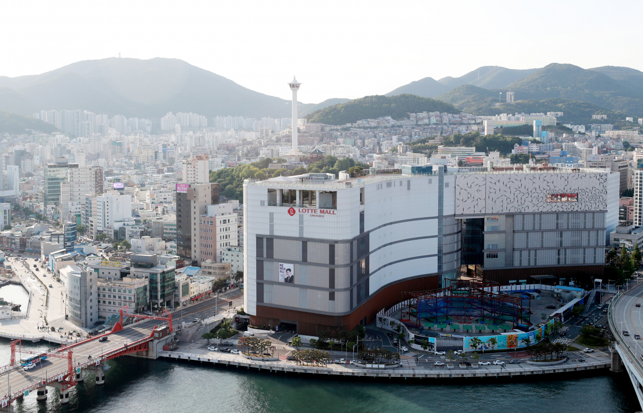 31일 오후 부산 롯데백화점 광복점과 롯데타워 부지 모습. [연합]
