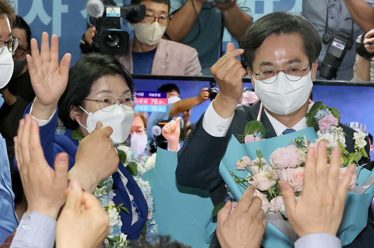 김동연 더불어민주당 경기도지사 당선인이 2일 오전 경기도 수원시 팔달구 선거사무소에서 당선이 확실시되자 부인 정우영씨와 손으로 하트를 그리며 기뻐하고 있다. [연합]