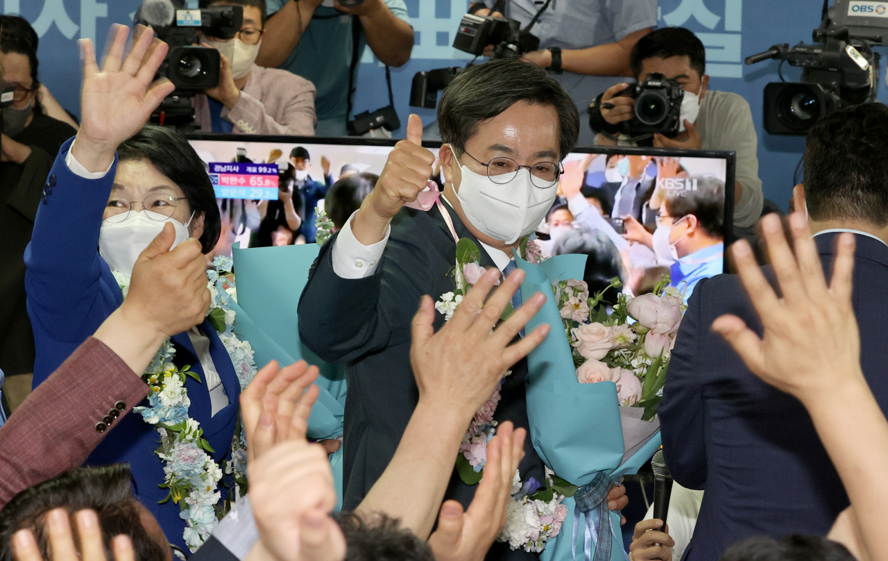 김동연 더불어민주당 경기도지사 당선인이 2일 오전 경기도 수원시 팔달구 선거사무소에서 당선이 확실시되자 환호하고 있다. [연합]