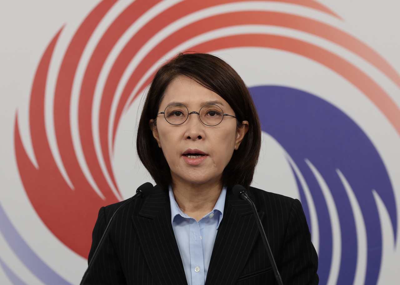 강인선 대변인이 2일 오전 용산 대통령실 청사 오픈 라운지에서 6·1 지방선거 결과와 관련한 윤석열 대통령의 발언에 대해 브리핑하고 있다. [연합]