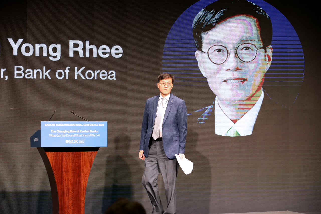 이창용 한국은행 총재가 2일 오전 '2022년 BOK 국제컨퍼런스'에 입장하고 있다. [사진공동취재단]