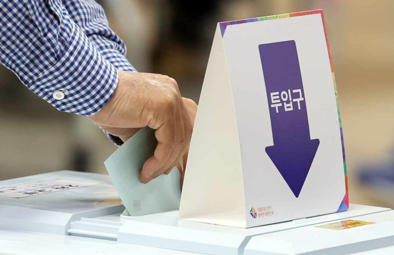 제8회 전국동시지방선거일인 지난해 6월1일 서울 종로구 이북5도청 투표소에서 한 주민이 투표하고 있다. [연합]