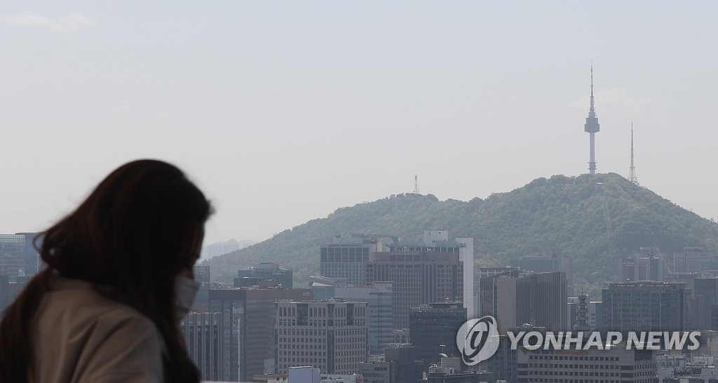 지난 1일 오전 서울 종로구 인왕산 인근에서 바라본 남산 일대가 뿌옇다. [연합]