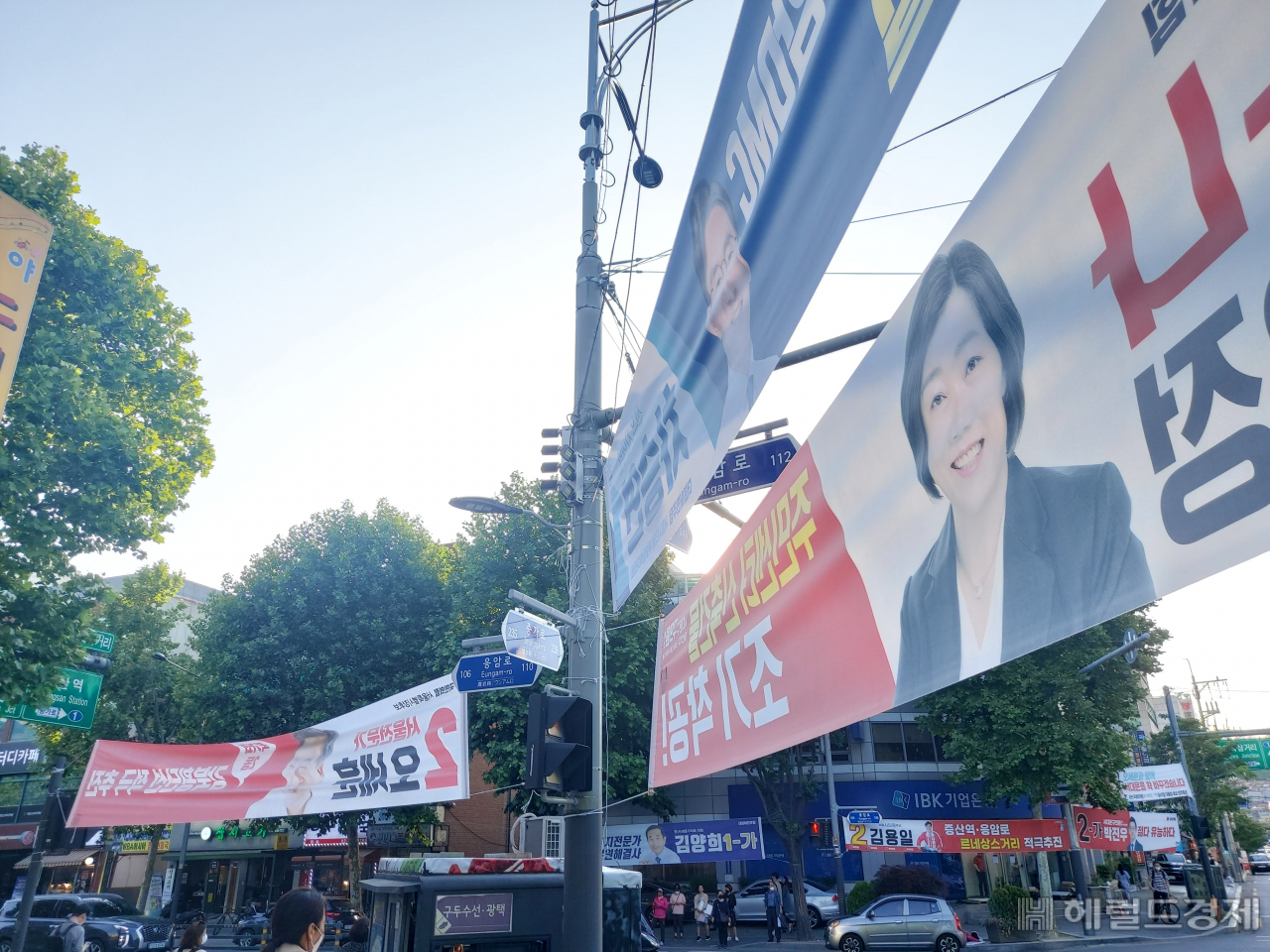 지난 31일 서울 서대문구의 한 거리에 걸린 선거 홍보 현수막들의 모습. 김희량 기자