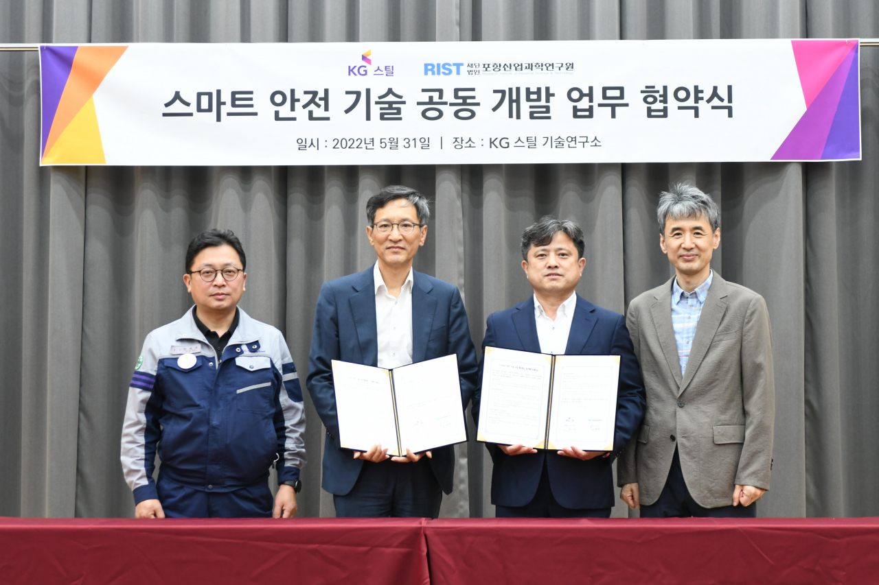지난달 31일 KG스틸 당진공장에서 KG스틸과 포항산업과학연구원(RIST)이 스마트 안전기술 개발 업무협약(MOU)을 체결한 모습. (좌측부터) 안병규 KG스틸 기술연구소장, 이승민 KG스틸 기술본부장, 김영덕 RIST 융합혁신연구소장, 이관희 RIST 스마트솔루션연구그룹장.[KG스틸 제공]