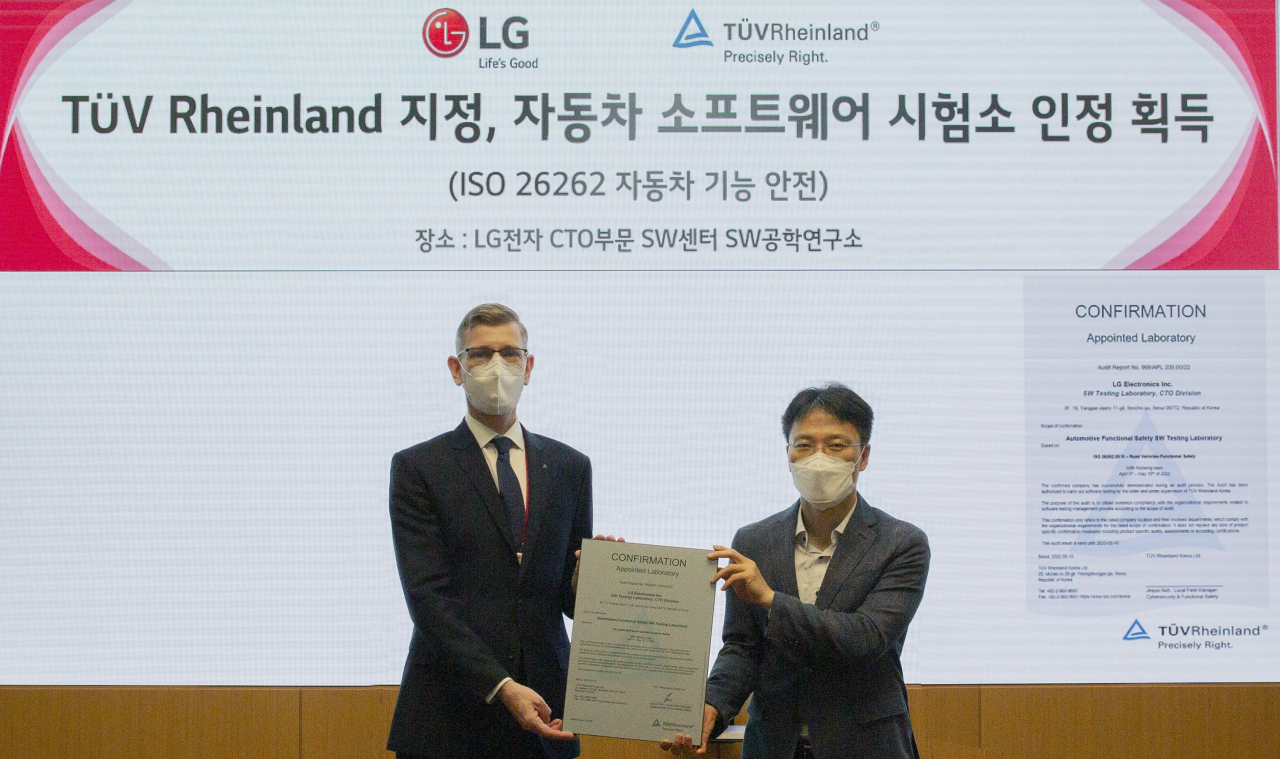 김병훈 LG전자 CTO 부사장(오른쪽)과 프랭크 주트너 TUV 라인란드 코리아 대표가 기념촬영을 하고 있다.[LG전자 제공]