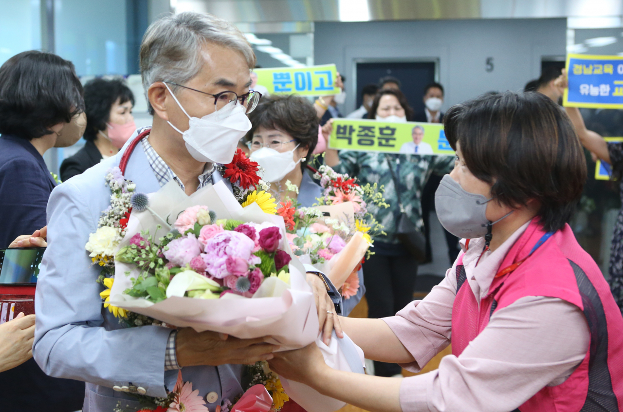 박종훈 경남도교육감 당선인이 2일 오전 경남 창원시 의창구에 마련된 선거 사무소에서 당선 축하를 받고 있다. [연합]