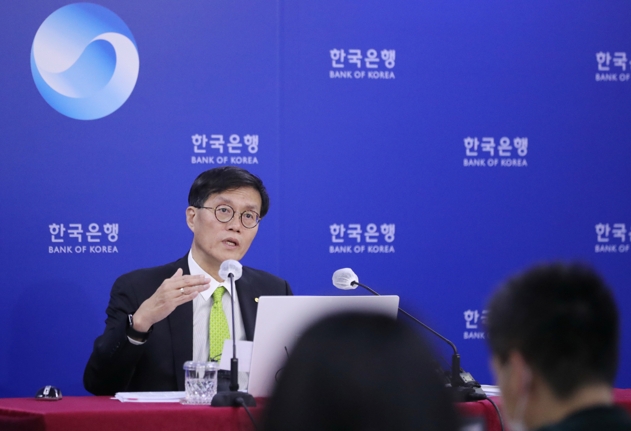 Bank of Korea Gov. Rhee Chang-yong answers reporters' questions during a briefing on the outcomes of a Monetary Policy Committee meeting at the central bank in Seoul last Thursday. The bank raised its key interest rate by a quarter percentage point to 1.75 percent to control inflation caused by global supply chain disruptions and the Ukraine war. (Yonhap)