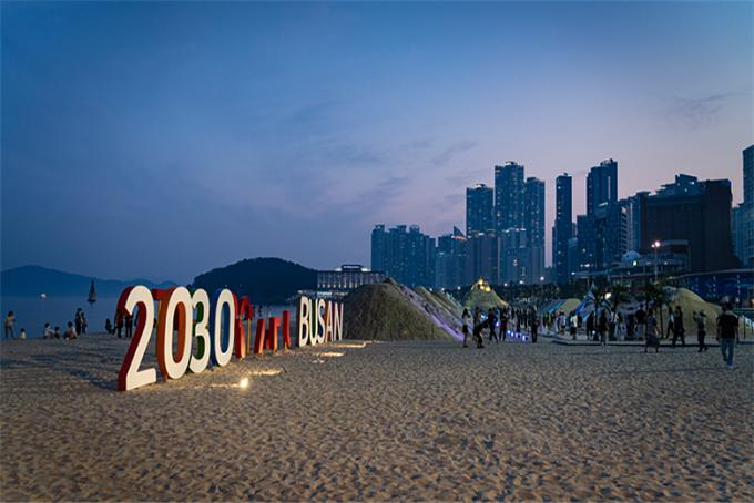 해운대해수욕장에 설치된 2030부산세계박람회 유치응원 문화공간. [부산시 제공]