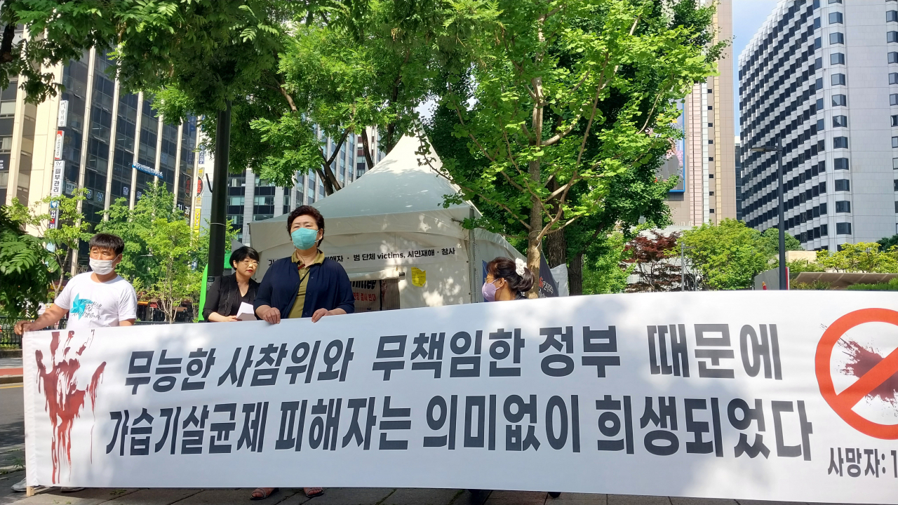 2일 오전 서울 종로구 SK서린빌딩 뒤편에 위치한 천막 농성장 앞에서 가습기살균제참사 비상대책위원회 victims(빅팀스)가 기자회견을 열고 있다. 신현주 수습기자