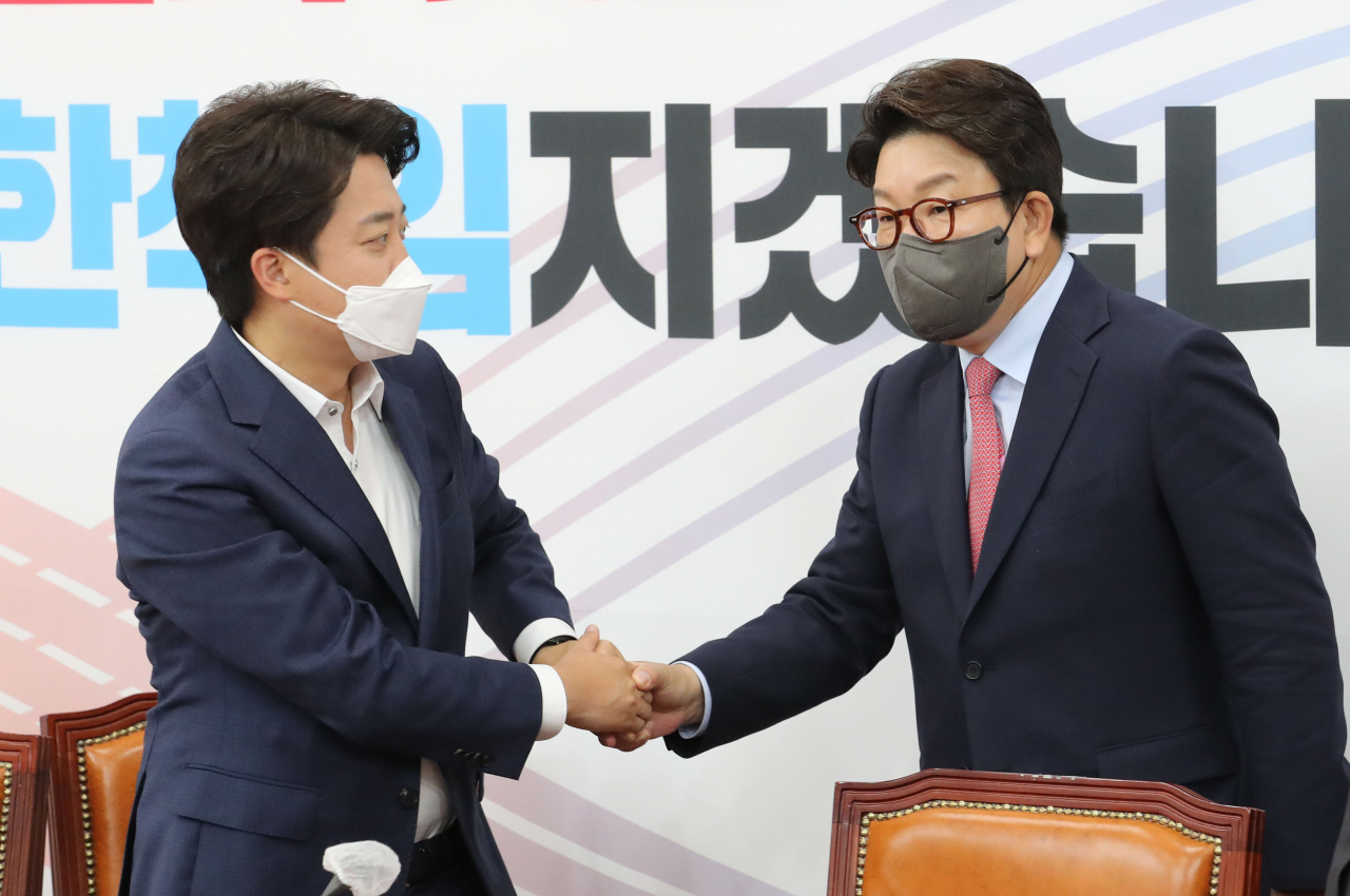 국민의힘 이준석 대표와 권성동 원내대표가 2일 오전 국회에서 열린 최고위원회의에 참석하며 악수하고 있다. [사진=박해묵 기자]