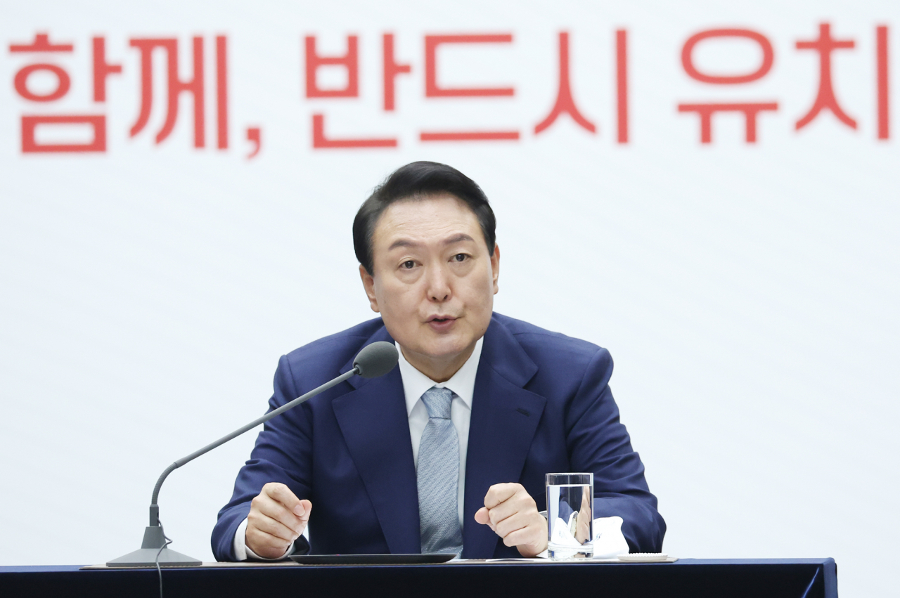 윤석열 대통령이 지난달 31일 부산항국제전시컨벤션센터에서 열린 2030 부산엑스포 유치지원위 전략회의 및 민간위 출범식에서 발언하고 있다. [연합]