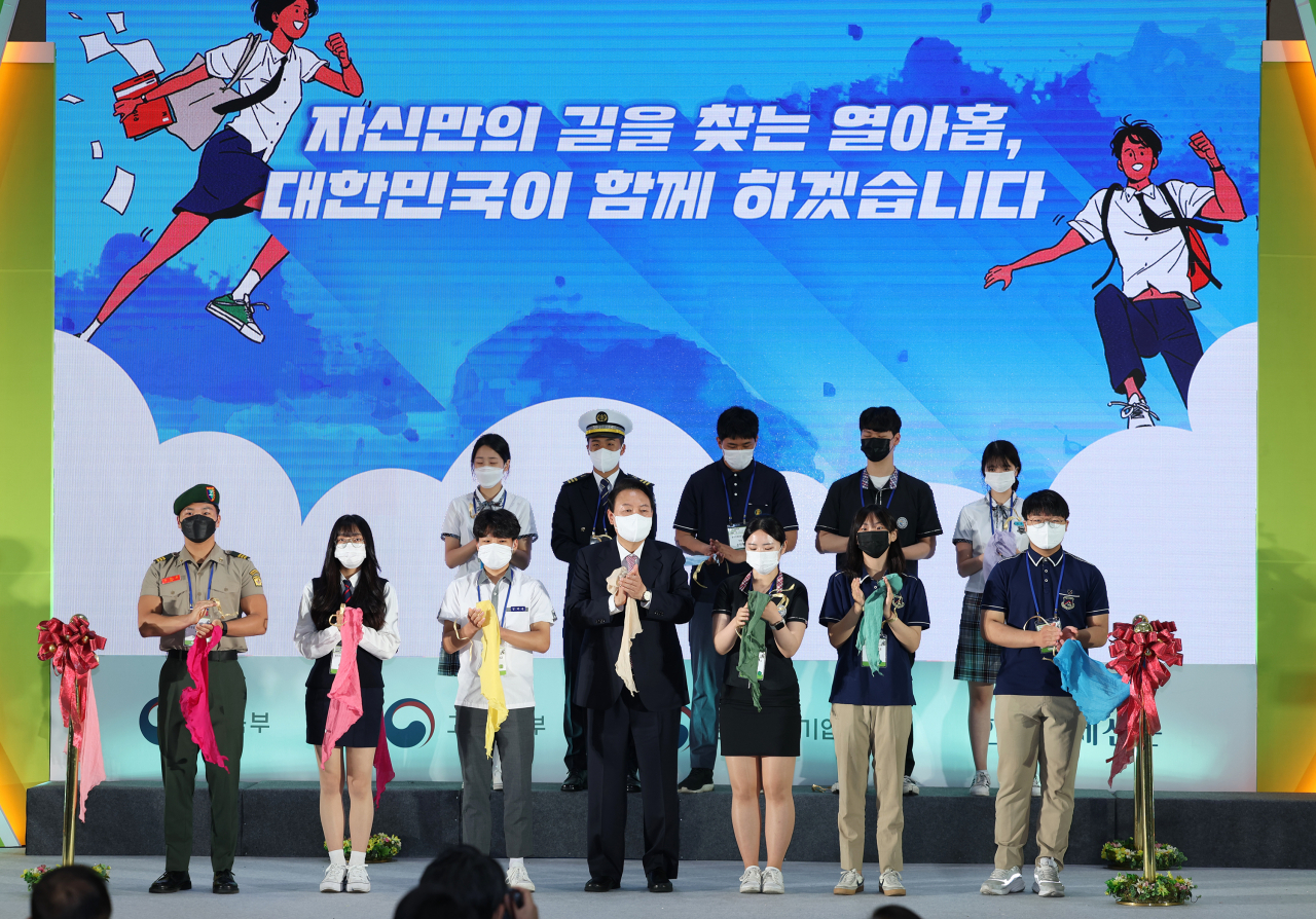 윤석열 대통령이 2일 오전 경기도 고양시 킨텍스에서 열린 2022 대한민국 고졸 인재 채용엑스포에 참석, 학력보다는 능력 위주의 채용을 기원하는 채용 매듭 풀기 세리머니를 한 뒤 박수치고 있다. [연합]