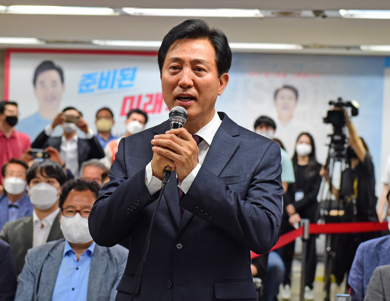 국민의힘 오세훈 서울시장 후보가 2일 서울 중구 프레스센터에 마련된 캠프 개표상황실에서 당선이 확실시되자 소감을 밝히고 있다. [연합]