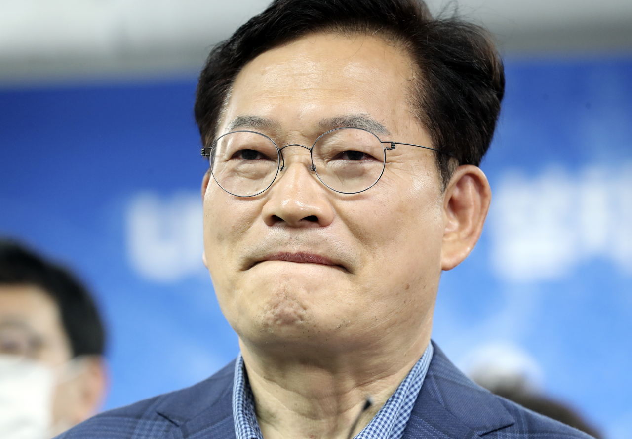 더불어민주당 송영길 서울시장 후보가 1일 서울 중구 캠프사무실에서 패배를 인정하는 입장을 밝히고 있다. [연합]