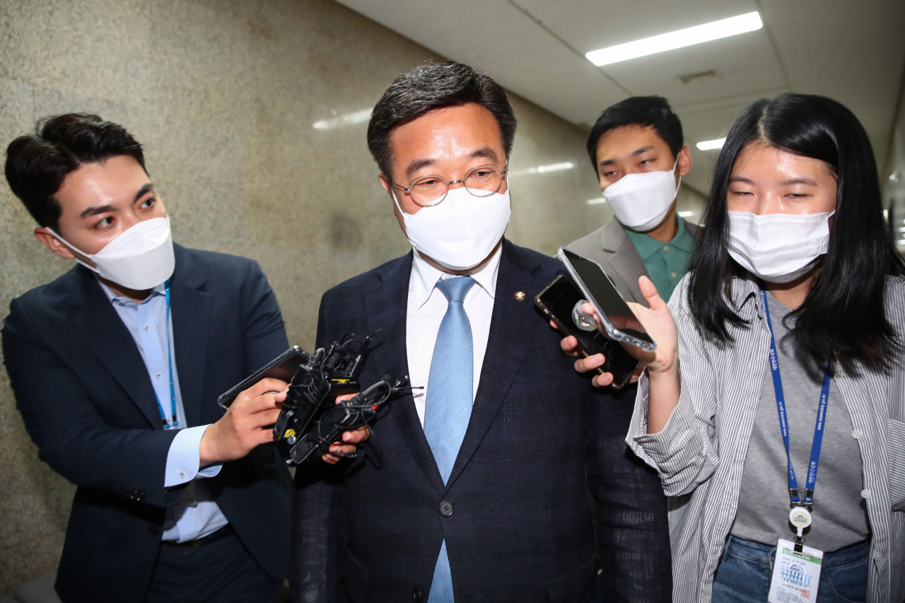 더불어민주당 윤호중 공동비상대책위원장이 2일 오전 서울 여의도 국회 당대표실로 향하고 있다. 박해묵 기자