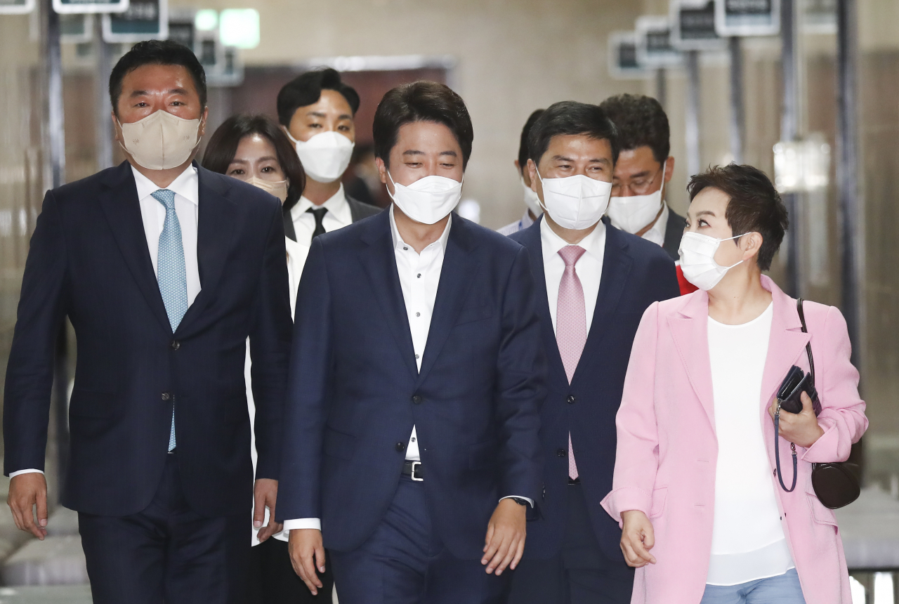 국민의힘 이준석 대표 등 지도부가 2일 오전 국회에서 열린 최고위원회의에 참석하고 있다. [연합]
