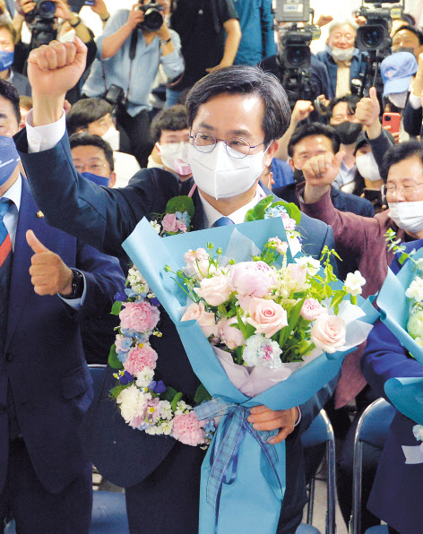 6·1 지방선거에서 최초 4선의 서울시장이 된 오세훈(위) 당선인과 극적인 역전드라마에 성공한 김동연 경기도지사 당선인은 각각 여야에서 유력한 차기 대선주자로 떠올랐다. 두 당선인이 승리가 확실시되자 각 지역 선거사무소에서 환호하고 있다. [연합]