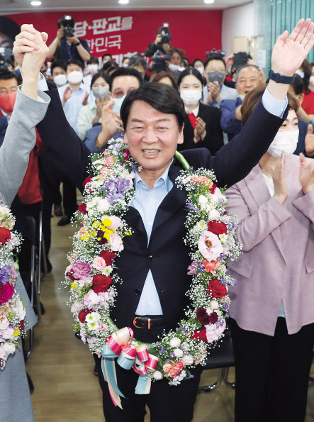 이재명(위쪽) 더불어민주당 총괄선거대책위원장과 안철수 전(前) 대통령직인수위원회 위원장은 대선 약 2개월만에 다시 뛰어든 국회의원 재보궐선거에서 승리를 거머쥐며 다시 한번 대권 재도전의 발판을 만들었다. 사진은 승리 확정 직후 인천계양을 선거사무소에서 소감을 밝히는 이 당선인과 경기 성남갑 선거사무소에서 환호하는 안 당선인. [연합]