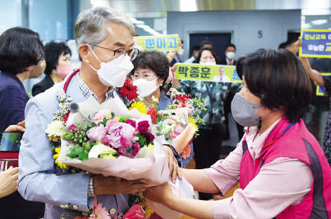 박종훈 경남도교육감 당선인이 2일 오전 경남 창원시 의창구에 마련된 선거 사무소에서 당선 축하를 받고 있다. [연합]