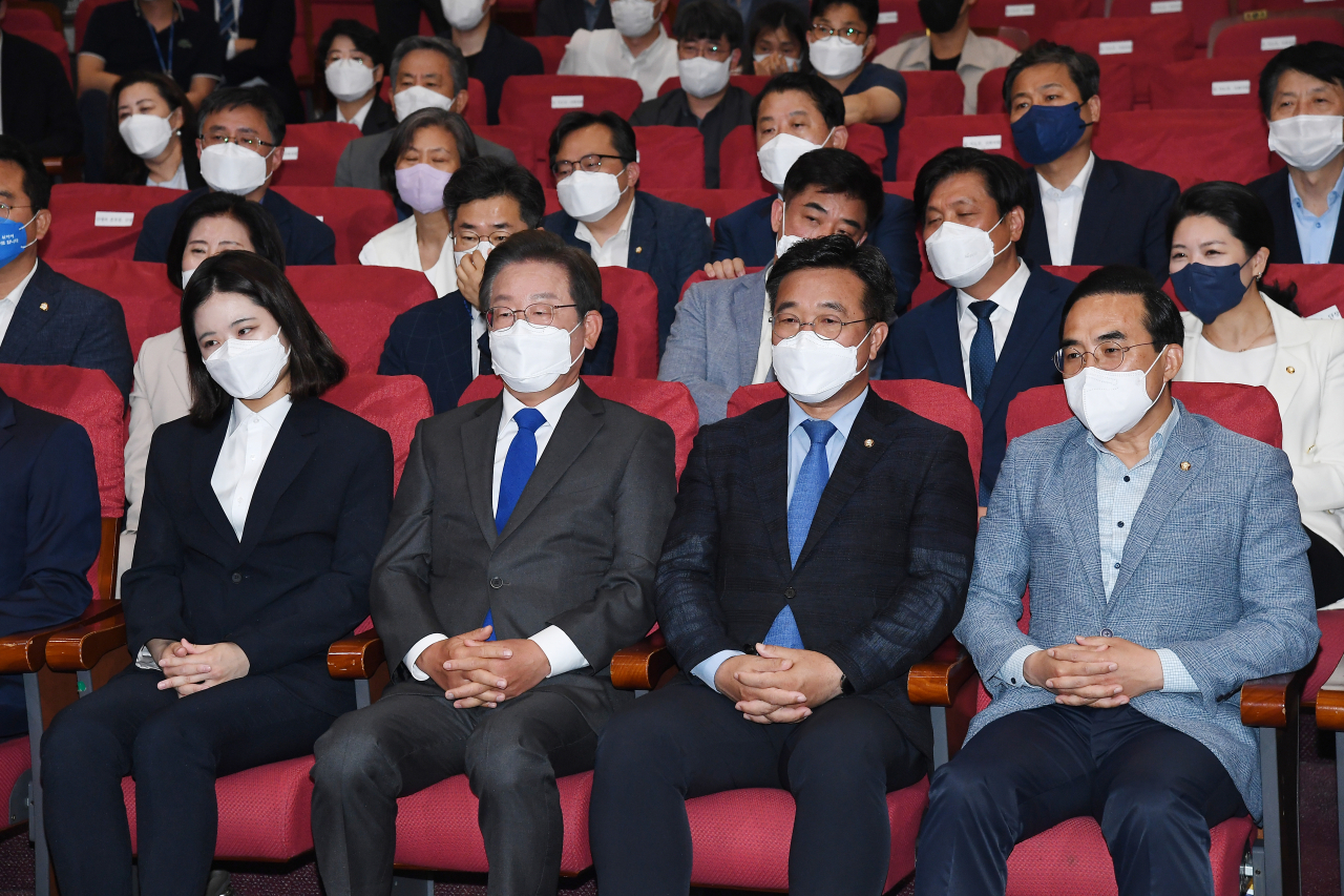 더불어민주당 지도부가 1일 서울 여의도 국회의원회관에 마련된 민주당 개표상황실에서 전국지방선거와 보궐선거 출구조사 결과발표 방송을 지켜보고 있다. 사진 앞줄 왼쪽부터 박지현 공동비상대책위원장, 이재명 총괄선대위원장, 윤호중 공동비대위원장, 박홍근 원내대표. [연합]