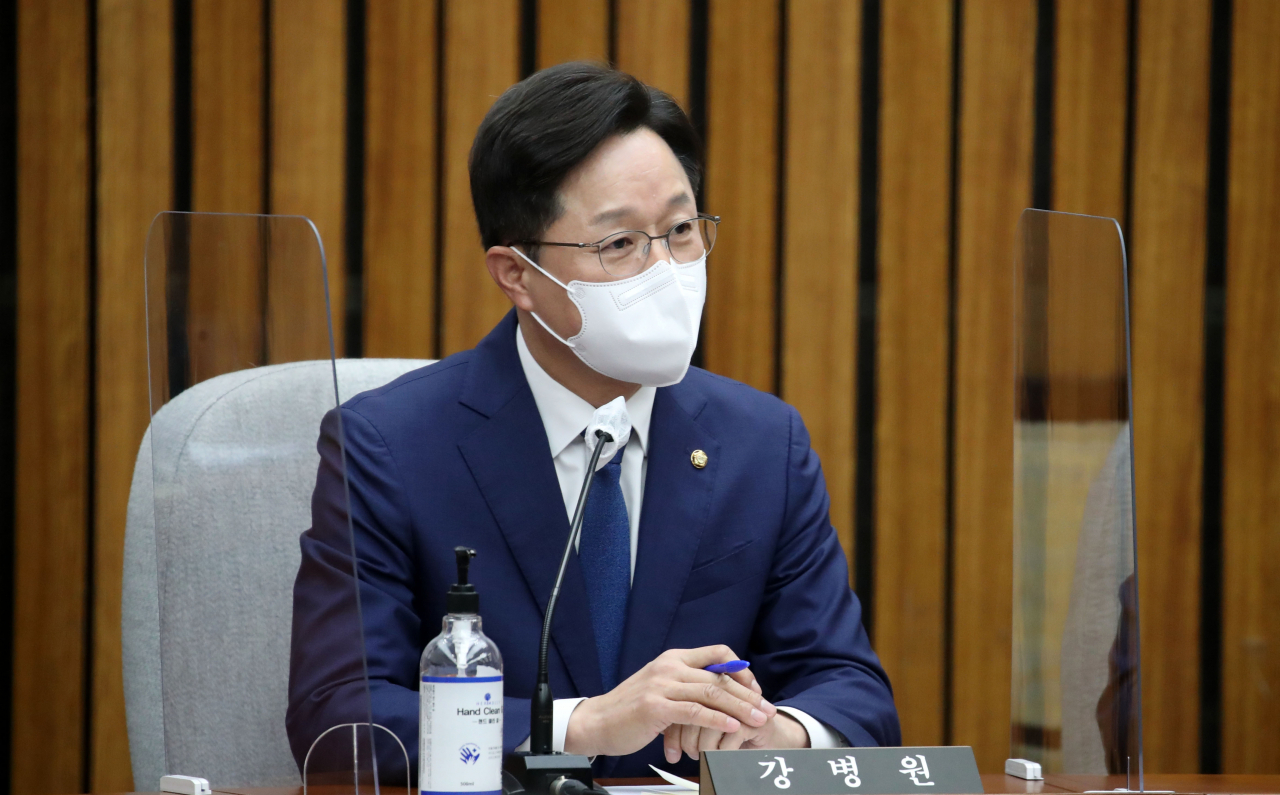 강병원 더불어민주당 의원이 지난 4월 25일 서울 여의도 국회에서 열린 한덕수 국무총리 후보자 인사청문회에서 후보자의 자료제출 미비에 항의하는 발언을 하고 있다. [사진=이상섭 기자]