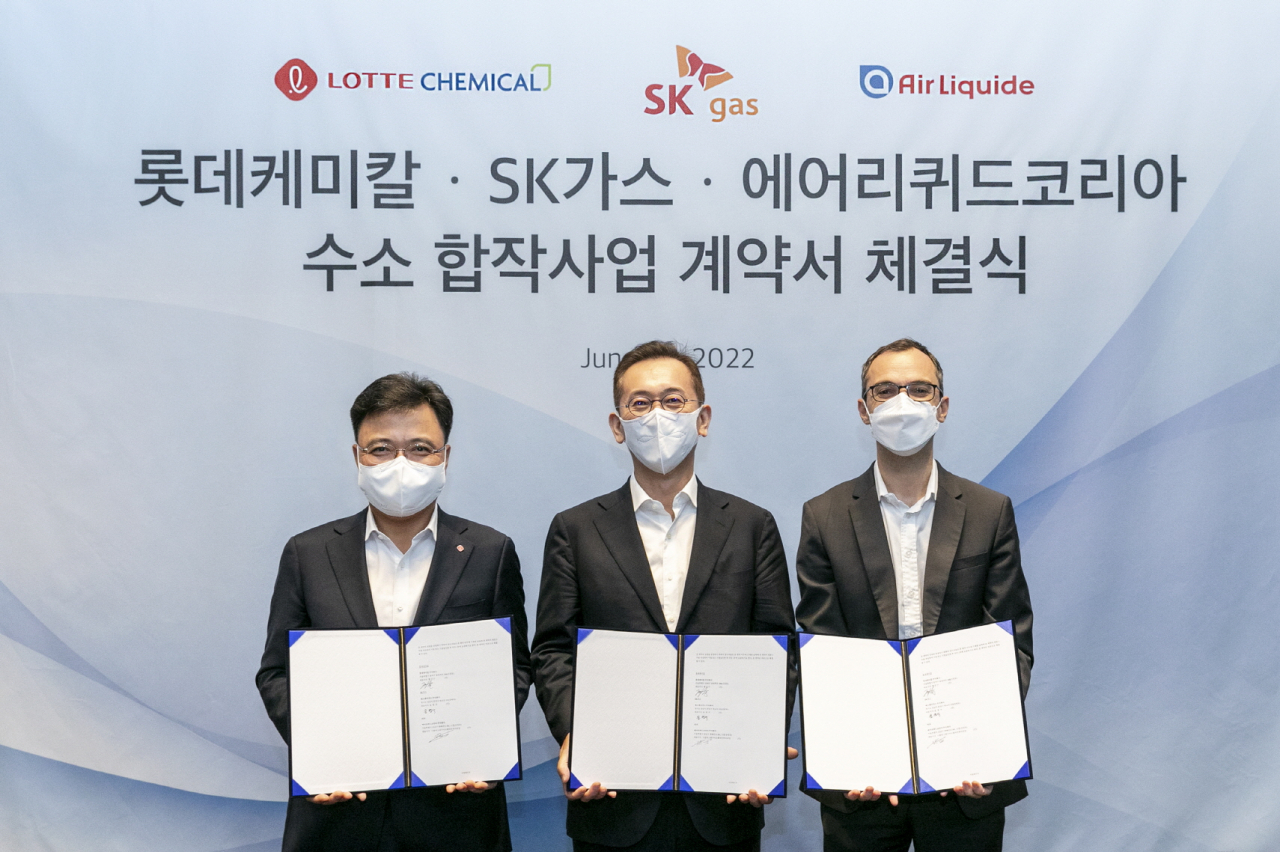 2일 서울 송파구 롯데월드타워에서 황진구(왼쪽부터) 롯데케미칼 기초소재사업 대표, 윤병석 SK가스 대표, 니콜라 푸아리앙 에어리퀴드코리아 대표가 합작사업 계약을 체결한 후 기념촬영을 하고 있다. [각 사 제공]